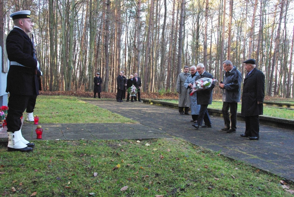 Kwiaty na grobach żołnierzy 1 MPS, ofiar Marszu Śmierci i żołnierzy radzieckich - 31.10.2013