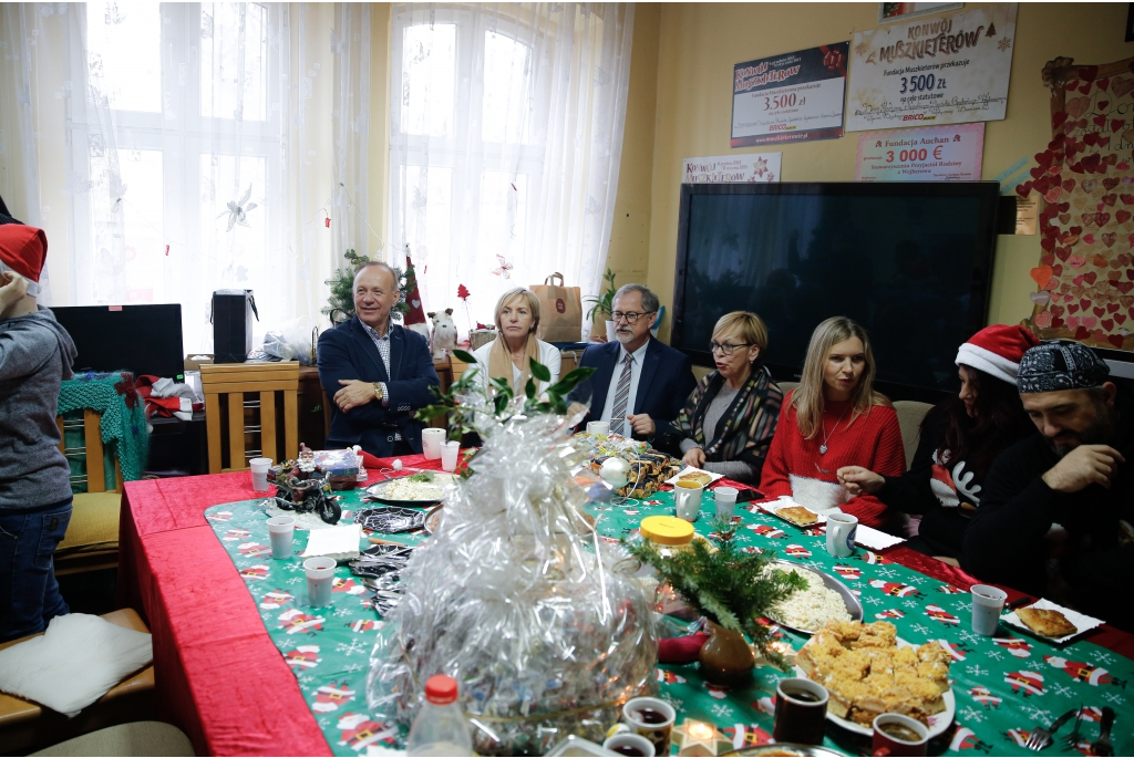 Wspólne ubieranie choinki w Stowarzyszeniu Przyjaciół Rodzinie