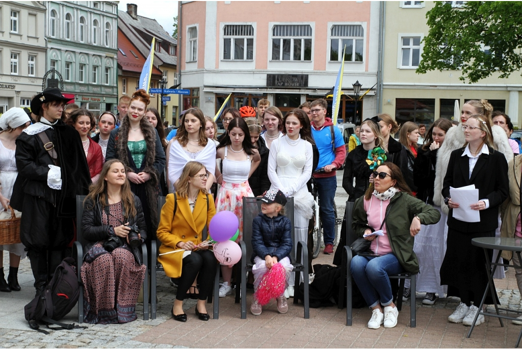 Parada młodzieży z Samochodówki z okazji Święta Miasta