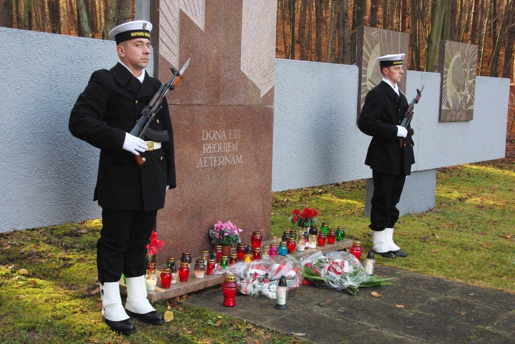 Kwiaty na grobach żołnierzy 1 MPS, ofiar Marszu Śmierci i żołnierzy radzieckich - 31.10.2013