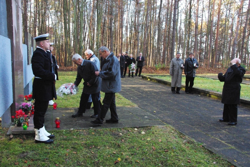 Kwiaty na grobach żołnierzy 1 MPS, ofiar Marszu Śmierci i żołnierzy radzieckich - 31.10.2013