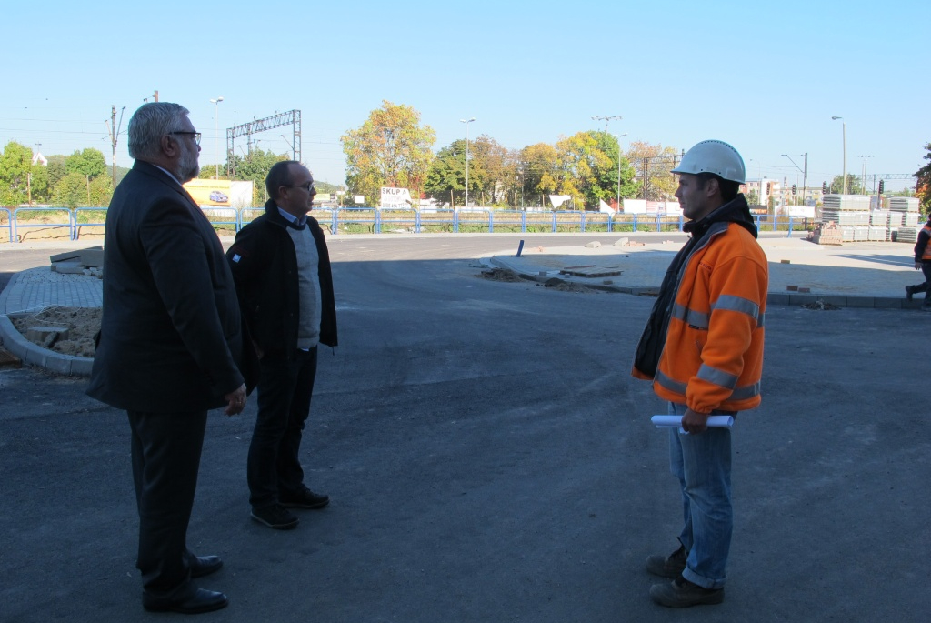 Trwa budowa ronda przy przejeździe na skrzyżowaniu ulic św. Jana, Sienkiewicza i 10 luetgo - 10.10.2013