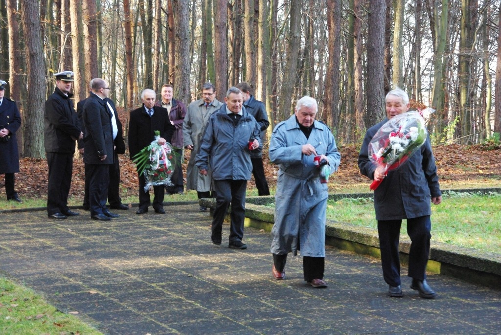 Kwiaty na grobach żołnierzy 1 MPS, ofiar Marszu Śmierci i żołnierzy radzieckich - 31.10.2013