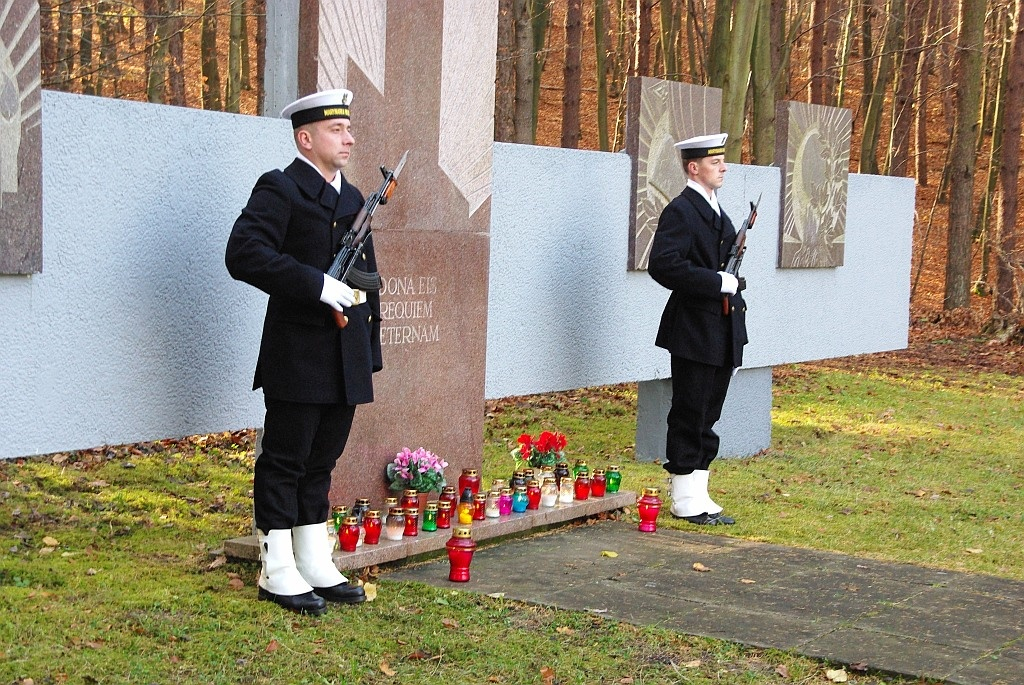 Kwiaty na grobach żołnierzy 1 MPS, ofiar Marszu Śmierci i żołnierzy radzieckich - 31.10.2013