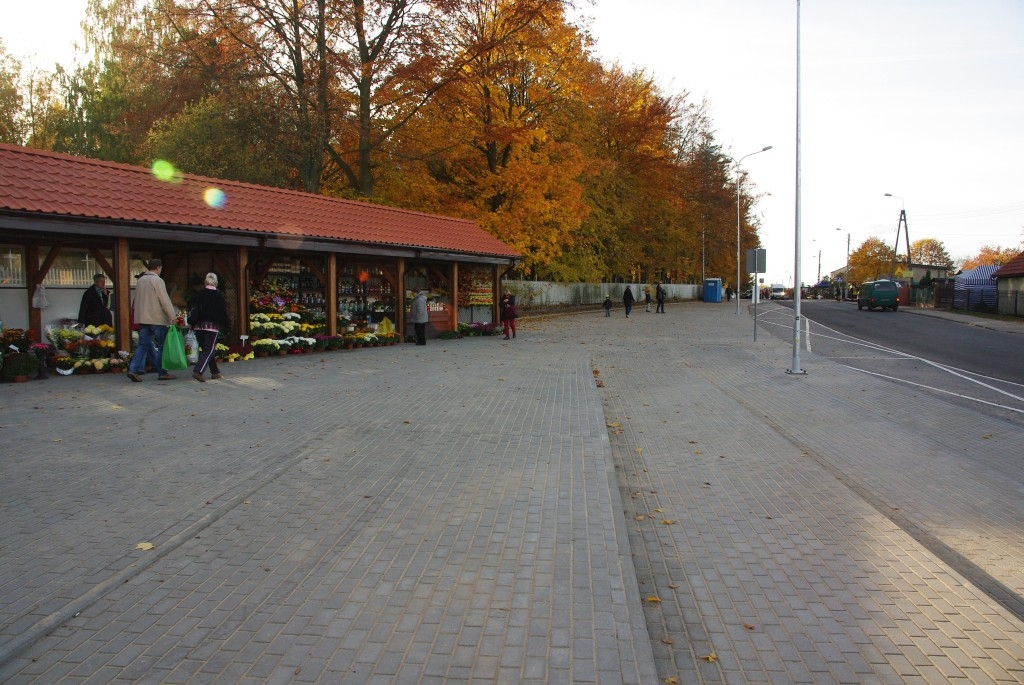 Nowy parking przy cmentarzu na ul. Roszczynialskiego - 26.10.2015