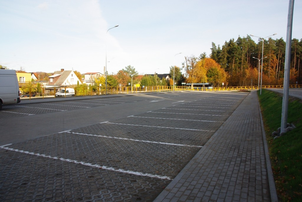 Nowy parking przy cmentarzu na ul. Roszczynialskiego - 26.10.2015