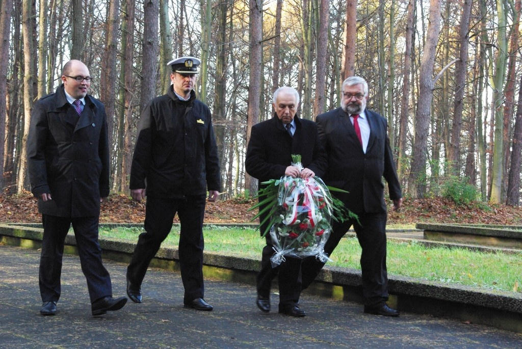 Kwiaty na grobach żołnierzy 1 MPS, ofiar Marszu Śmierci i żołnierzy radzieckich - 31.10.2013