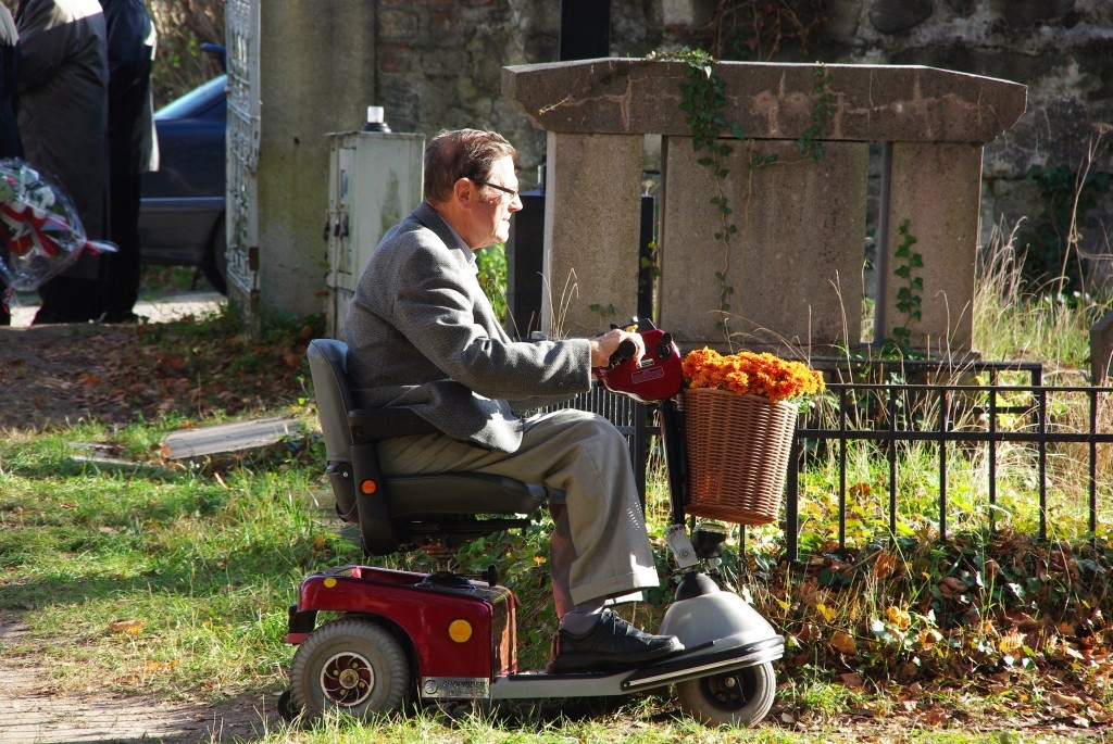 Kwiaty na grobach żołnierzy 1 MPS, ofiar Marszu Śmierci i żołnierzy radzieckich - 31.10.2013