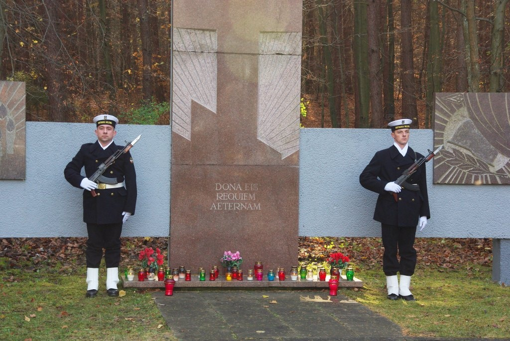 Kwiaty na grobach żołnierzy 1 MPS, ofiar Marszu Śmierci i żołnierzy radzieckich - 31.10.2013