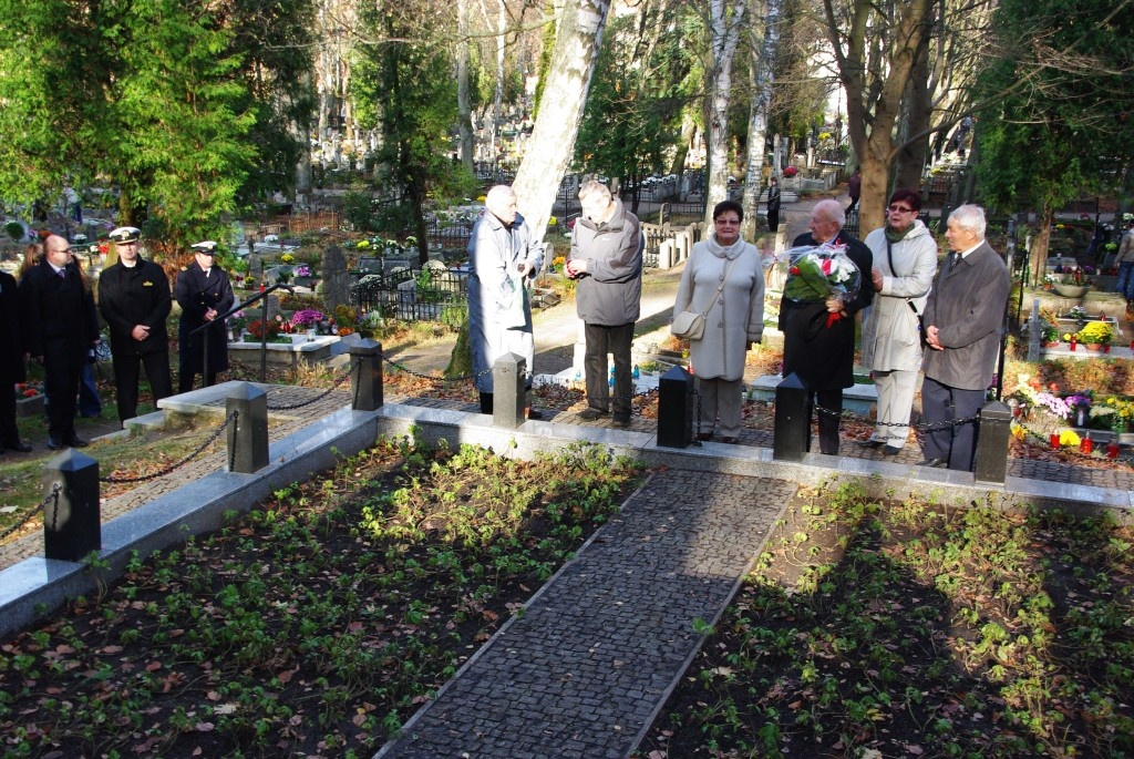 Kwiaty na grobach żołnierzy 1 MPS, ofiar Marszu Śmierci i żołnierzy radzieckich - 31.10.2013