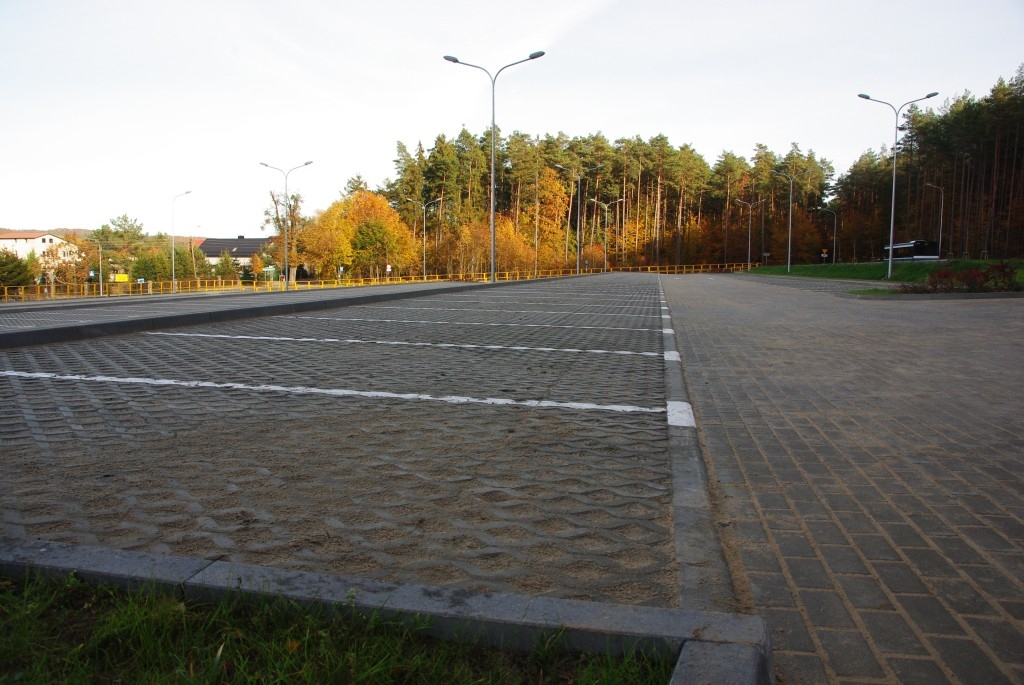 Nowy parking przy cmentarzu na ul. Roszczynialskiego - 26.10.2015