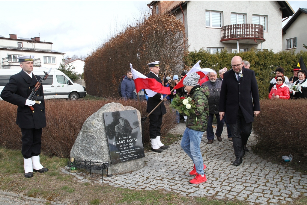 Kwiaty na rondzie im. ks. Hilarego Jastaka