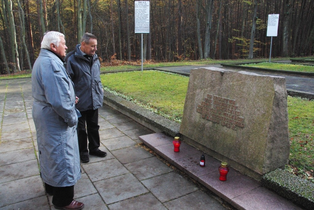 Kwiaty na grobach żołnierzy 1 MPS, ofiar Marszu Śmierci i żołnierzy radzieckich - 31.10.2013