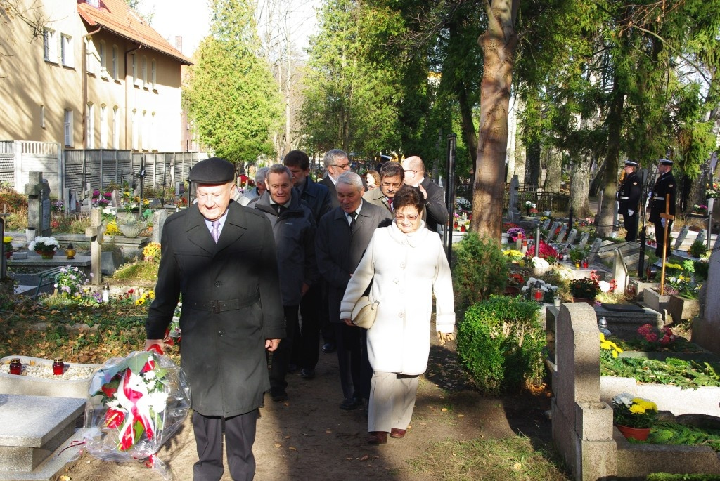 Kwiaty na grobach żołnierzy 1 MPS, ofiar Marszu Śmierci i żołnierzy radzieckich - 31.10.2013