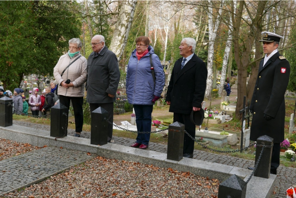 Kwiaty na mogiłach żołnierzy 1 MPS  i Sztutowiaków