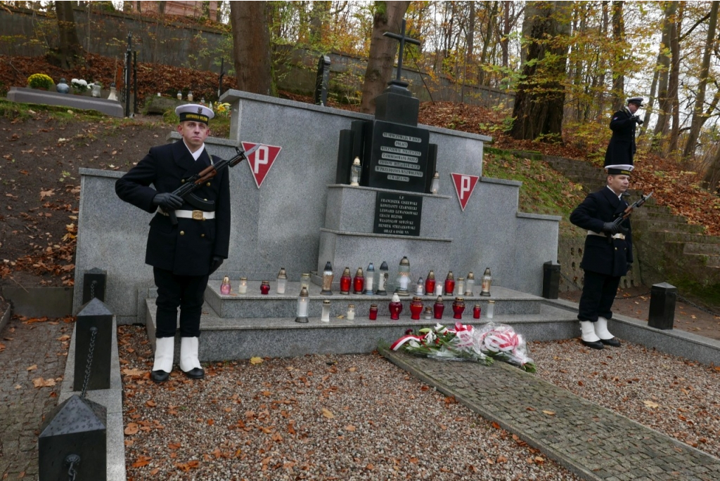 Kwiaty na mogiłach żołnierzy 1 MPS  i Sztutowiaków