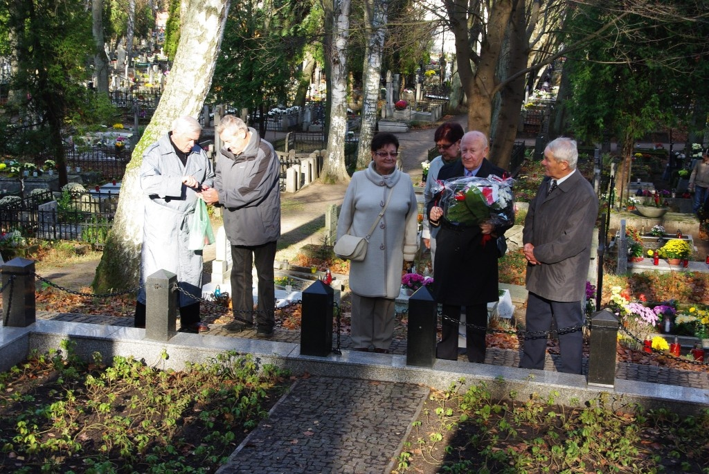 Kwiaty na grobach żołnierzy 1 MPS, ofiar Marszu Śmierci i żołnierzy radzieckich - 31.10.2013