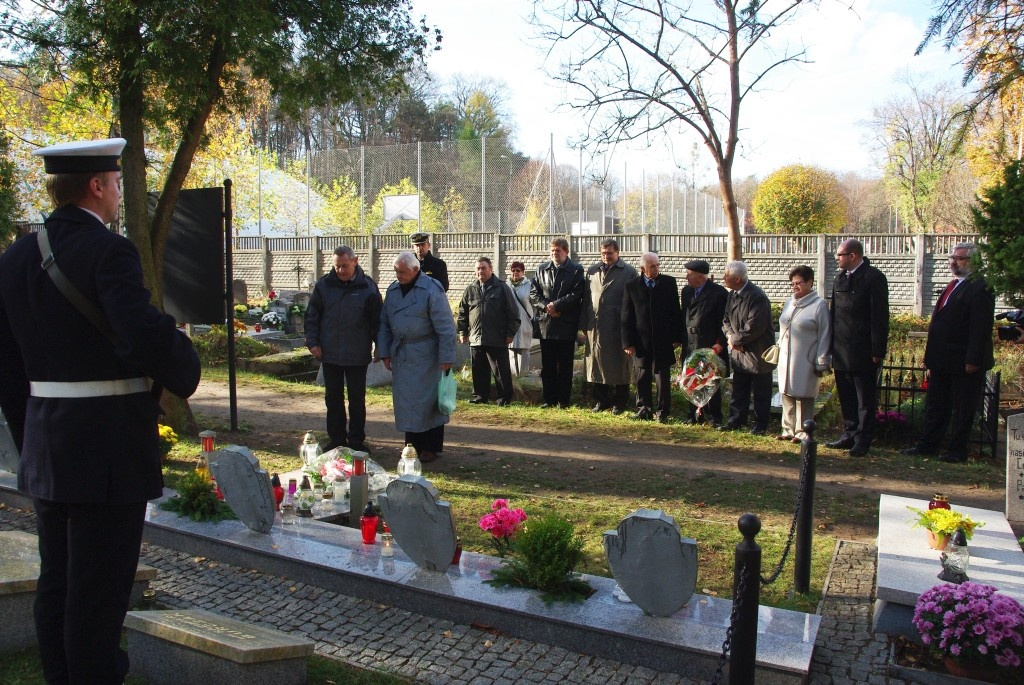 Kwiaty na grobach żołnierzy 1 MPS, ofiar Marszu Śmierci i żołnierzy radzieckich - 31.10.2013