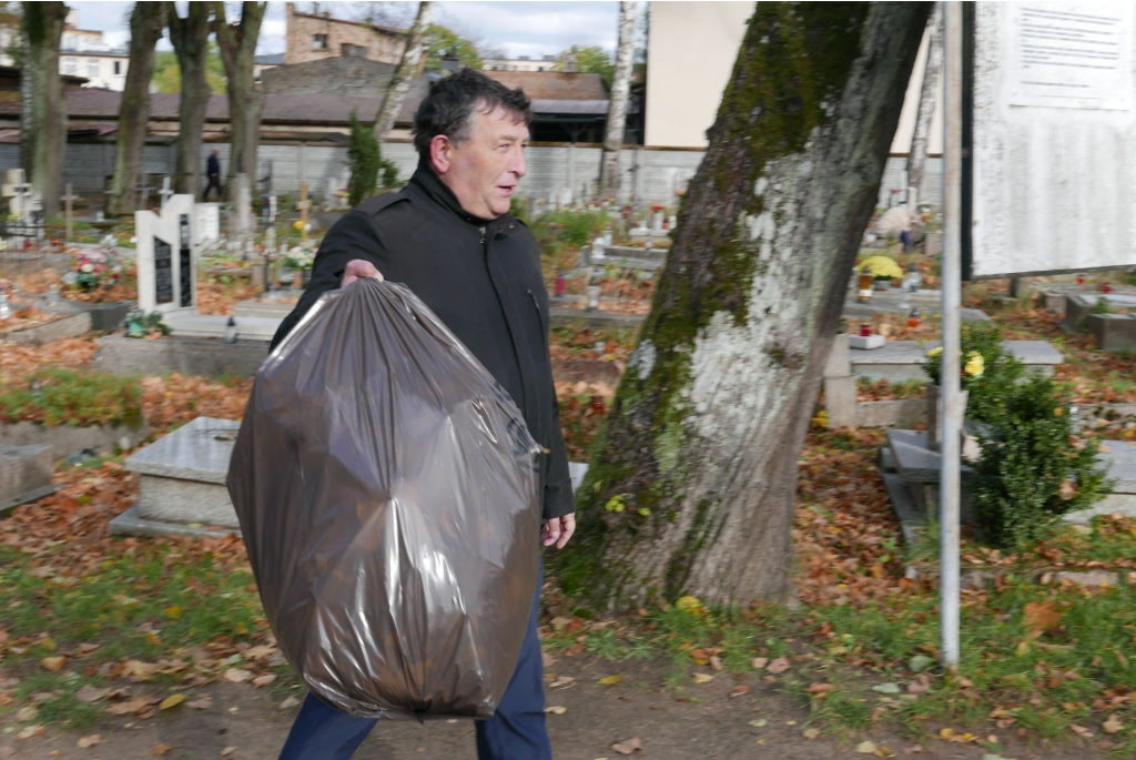 Akcja sprzątania cmentarzy