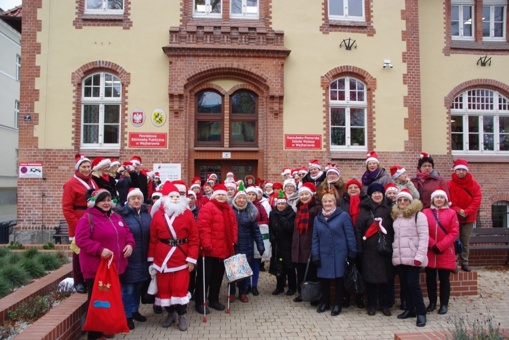 Parada Mikołajkowa turystów-seniorów SWUTW