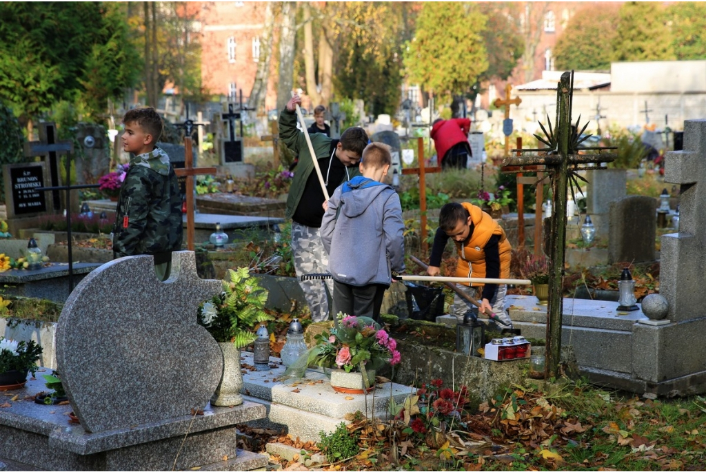 Sprzątanie Starego Cmentarza