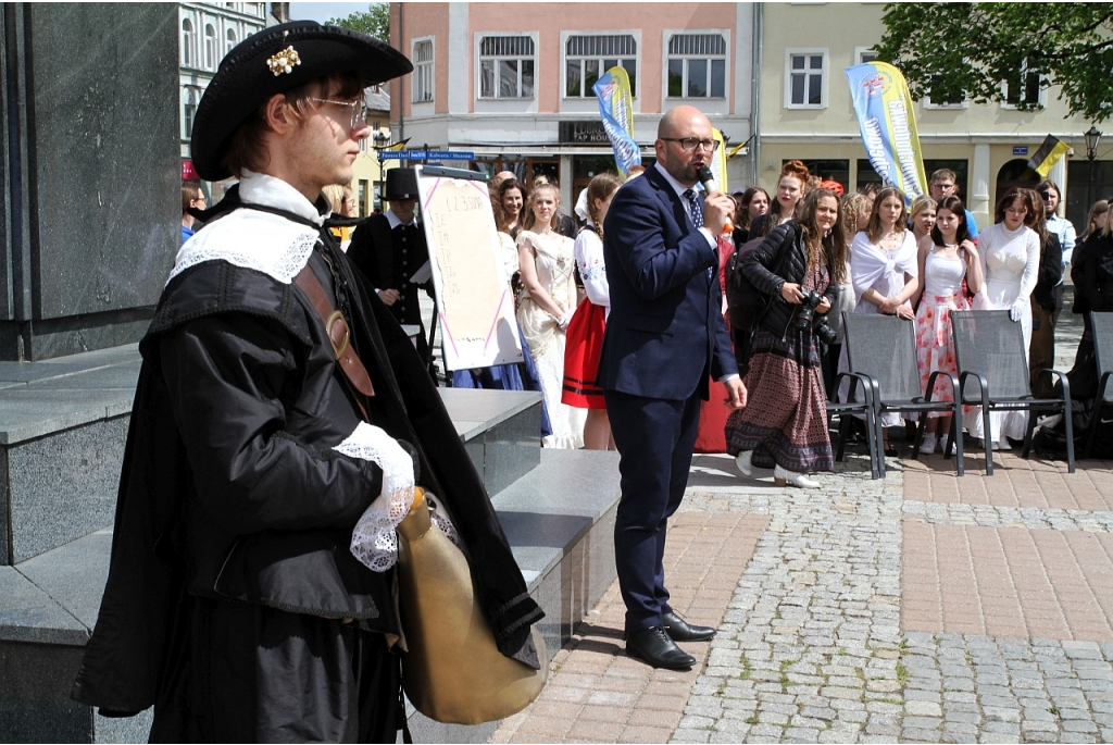 Parada młodzieży z Samochodówki z okazji Święta Miasta