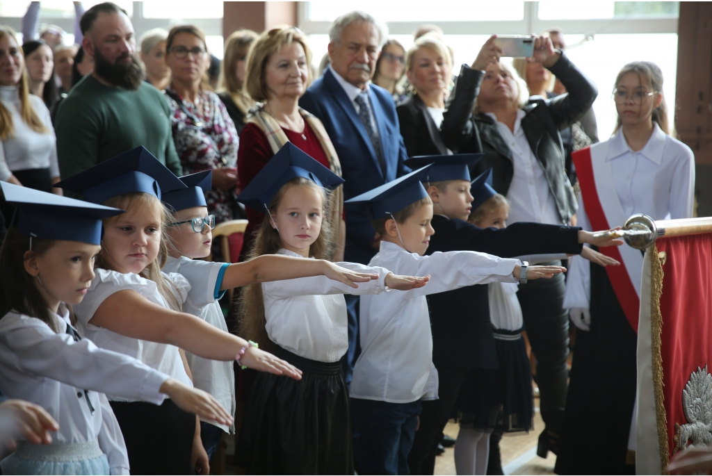 Pierwszoklasiści Szkoły Podstawowej nr 9 zostali pasowani na uczniów