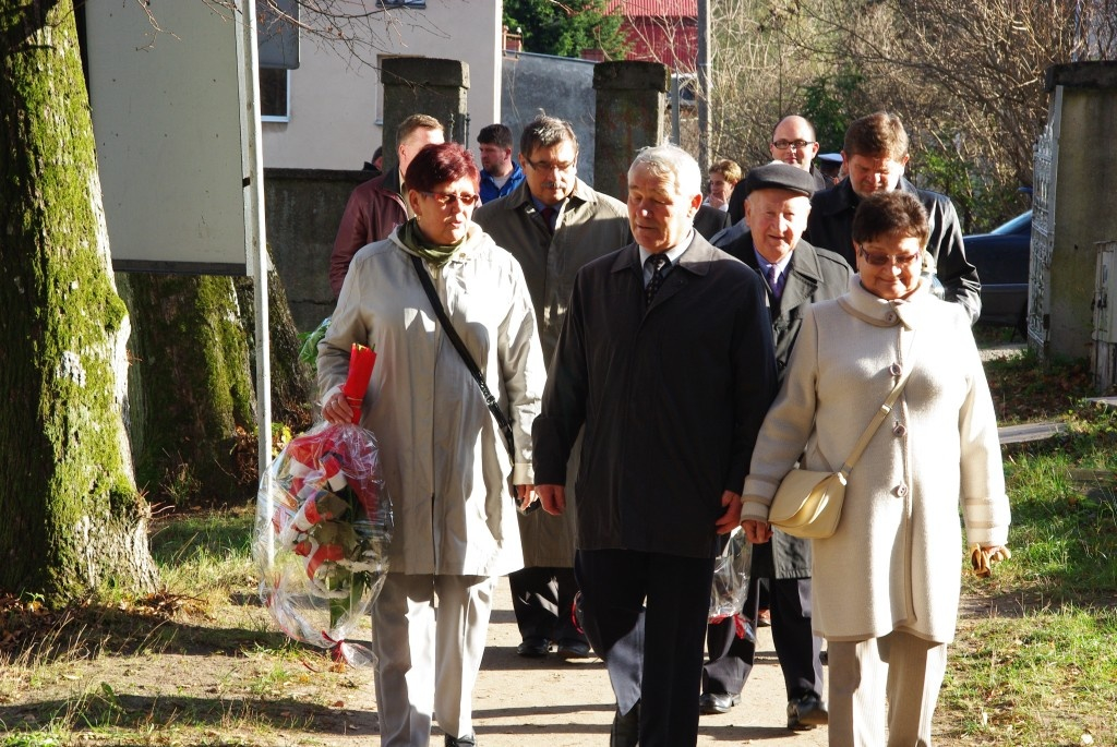 Kwiaty na grobach żołnierzy 1 MPS, ofiar Marszu Śmierci i żołnierzy radzieckich - 31.10.2013