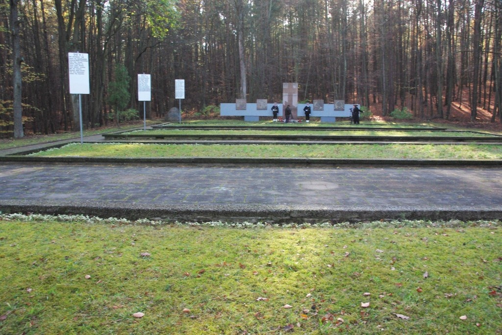 Kwiaty na grobach żołnierzy 1 MPS, ofiar Marszu Śmierci i żołnierzy radzieckich - 31.10.2013