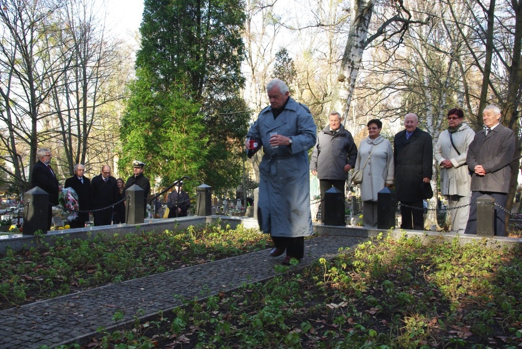 Kwiaty na grobach żołnierzy 1 MPS, ofiar Marszu Śmierci i żołnierzy radzieckich - 31.10.2013