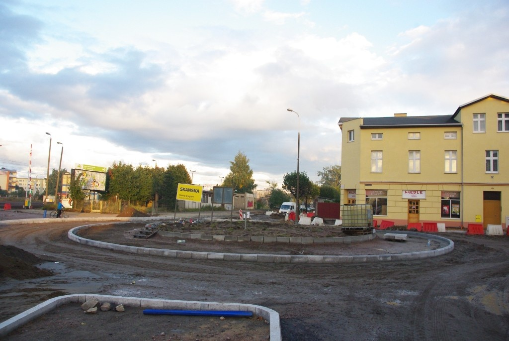 Trwa budowa ronda przy przejeździe na skrzyżowaniu ulic św. Jana, Sienkiewicza i 10 luetgo - 10.10.2013