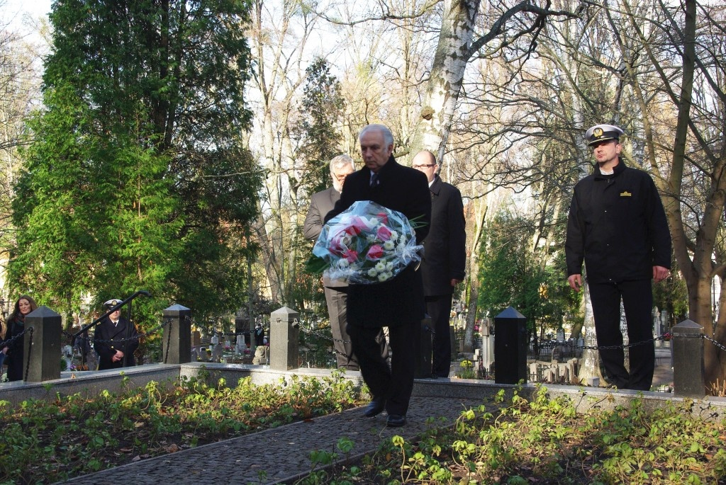 Kwiaty na grobach żołnierzy 1 MPS, ofiar Marszu Śmierci i żołnierzy radzieckich - 31.10.2013