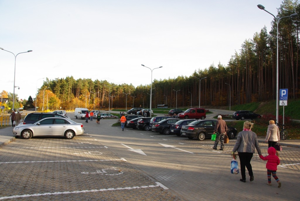 Nowy parking przy cmentarzu na ul. Roszczynialskiego - 26.10.2015