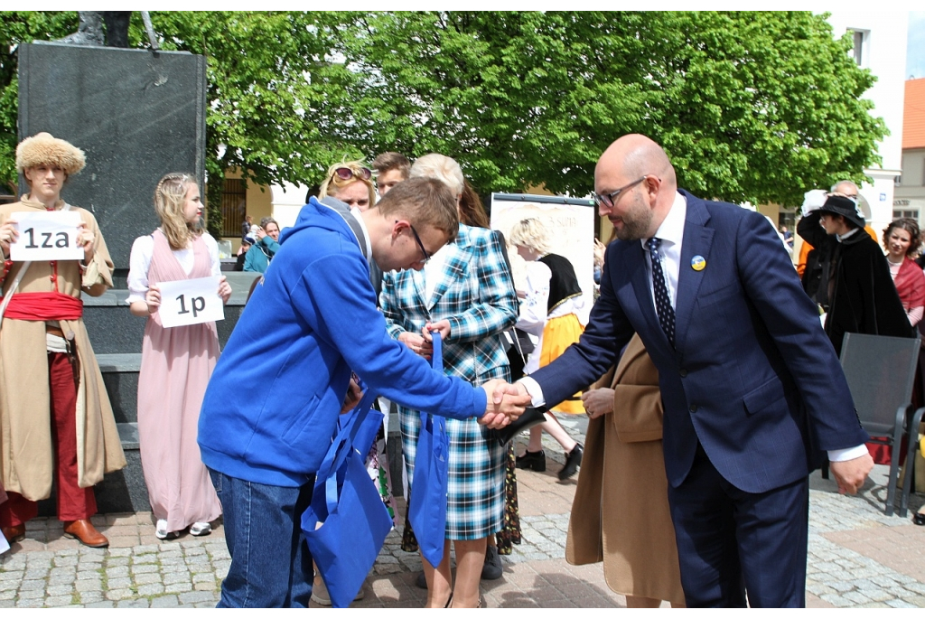 Parada młodzieży z Samochodówki z okazji Święta Miasta