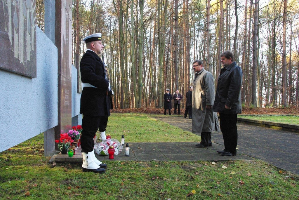 Kwiaty na grobach żołnierzy 1 MPS, ofiar Marszu Śmierci i żołnierzy radzieckich - 31.10.2013