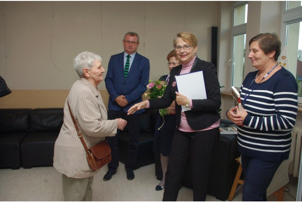 Wystawa haftu kaszubskiego w bibliotece