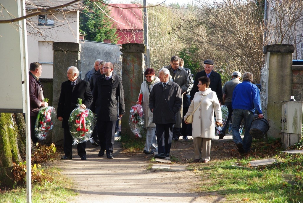 Kwiaty na grobach żołnierzy 1 MPS, ofiar Marszu Śmierci i żołnierzy radzieckich - 31.10.2013