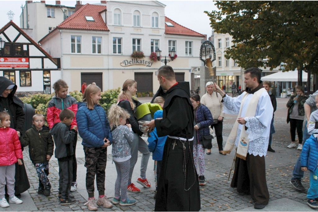 Wyświęcenie zwierząt domowych przy figurze św. Franciszka