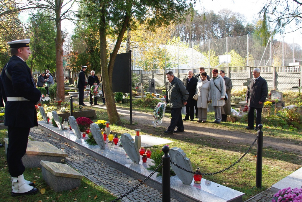 Kwiaty na grobach żołnierzy 1 MPS, ofiar Marszu Śmierci i żołnierzy radzieckich - 31.10.2013