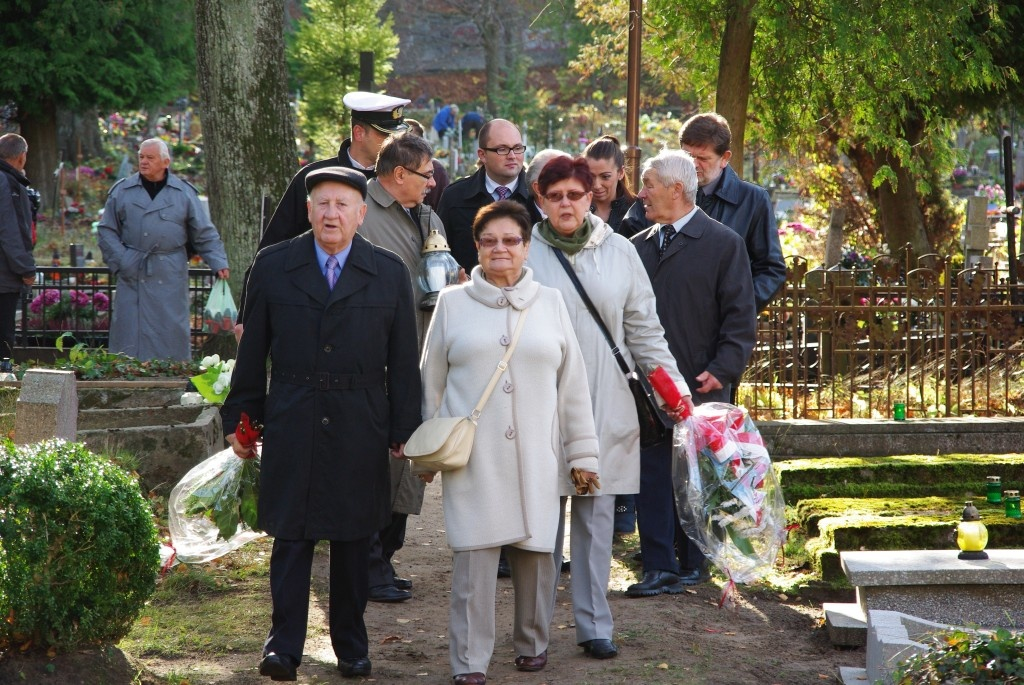 Kwiaty na grobach żołnierzy 1 MPS, ofiar Marszu Śmierci i żołnierzy radzieckich - 31.10.2013