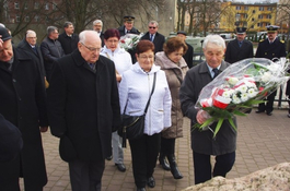 Kwiaty na grobach poległych żołnierzy 