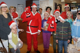 Święty Mikołaj w szpitalu - Dzieci życzą dzieciom