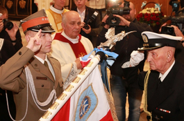 Sztandar 1 MPS z repliką Orderu Virtuti Militari