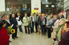 Turyści-seniorzy fotografują  