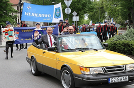 Młodzież z samochodówki paradą uczciła święto miasta