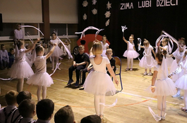 Udane przedstawienie w „dziewiątce” w wykonaniu dzieci z zerówek