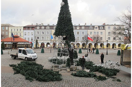 
Na wejherowskim rynku stanęła świąteczna choinka&nbsp;
