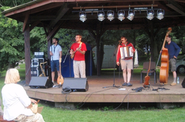 Bałkańska muzyka na małej scenie w wejherowskim parku