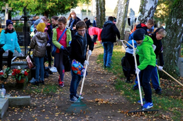 Sprzątają zabytkowy cmentarz w Wejherowie