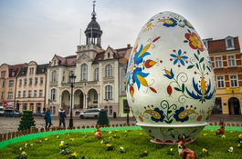 Mega-pisanka zdobi wejherowski rynek